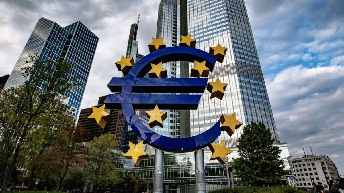 Euro Bölgesi'nde bir yıldan uzun sürenin en hızlı büyümesi